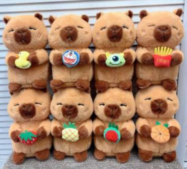 Capybara Con Comida y Figuras